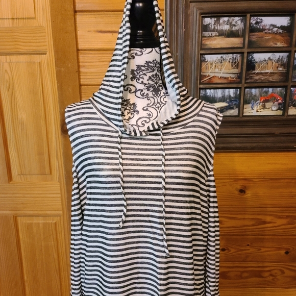 Top Girl LA Cold Shoulder Top - Picture 1 of 4